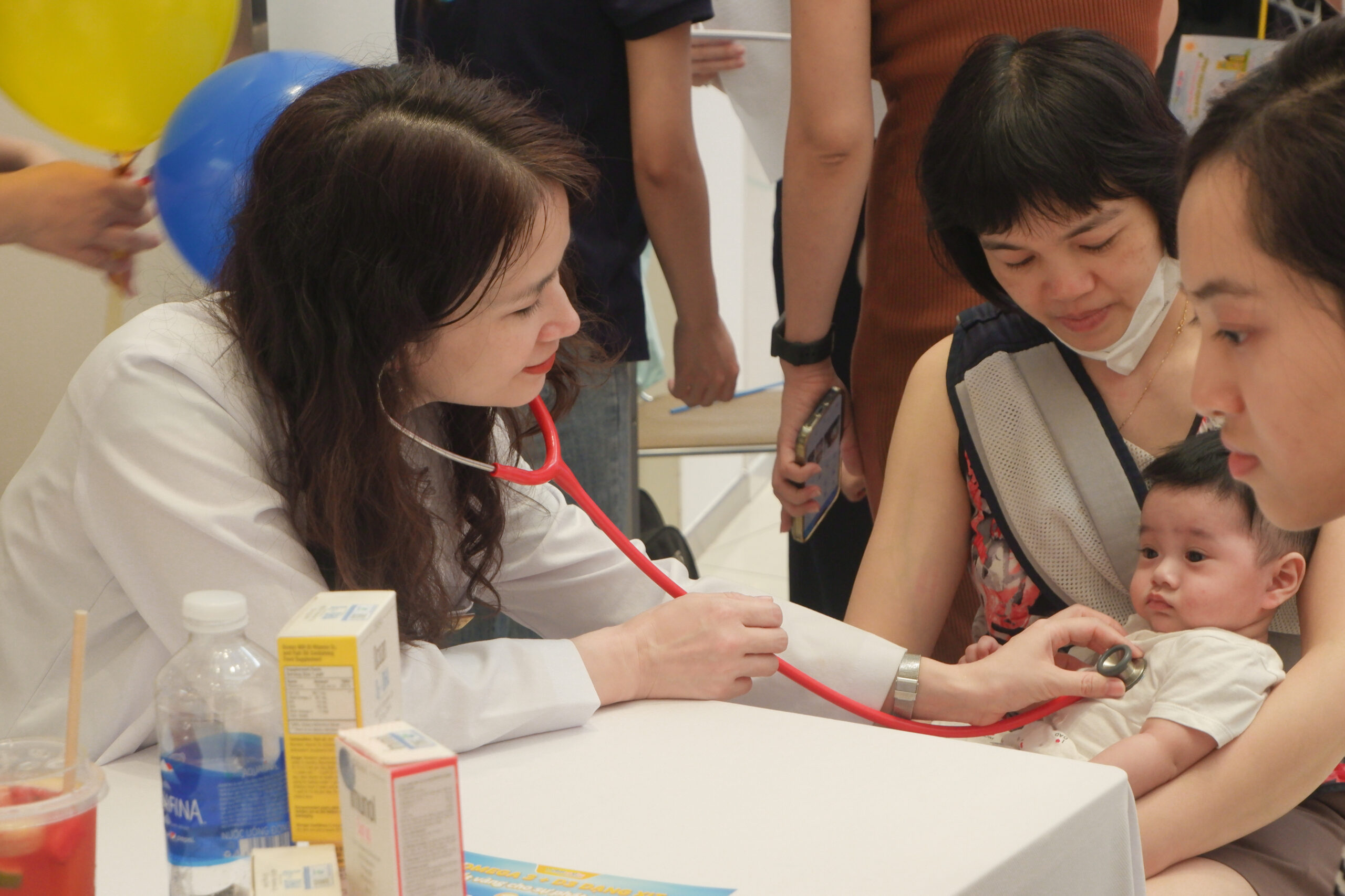 Chuyên gia kiểm tra sức khỏe của bé tại sự kiện Chuyên gia Hoàng Hà Pharma kiểm tra sức khỏe