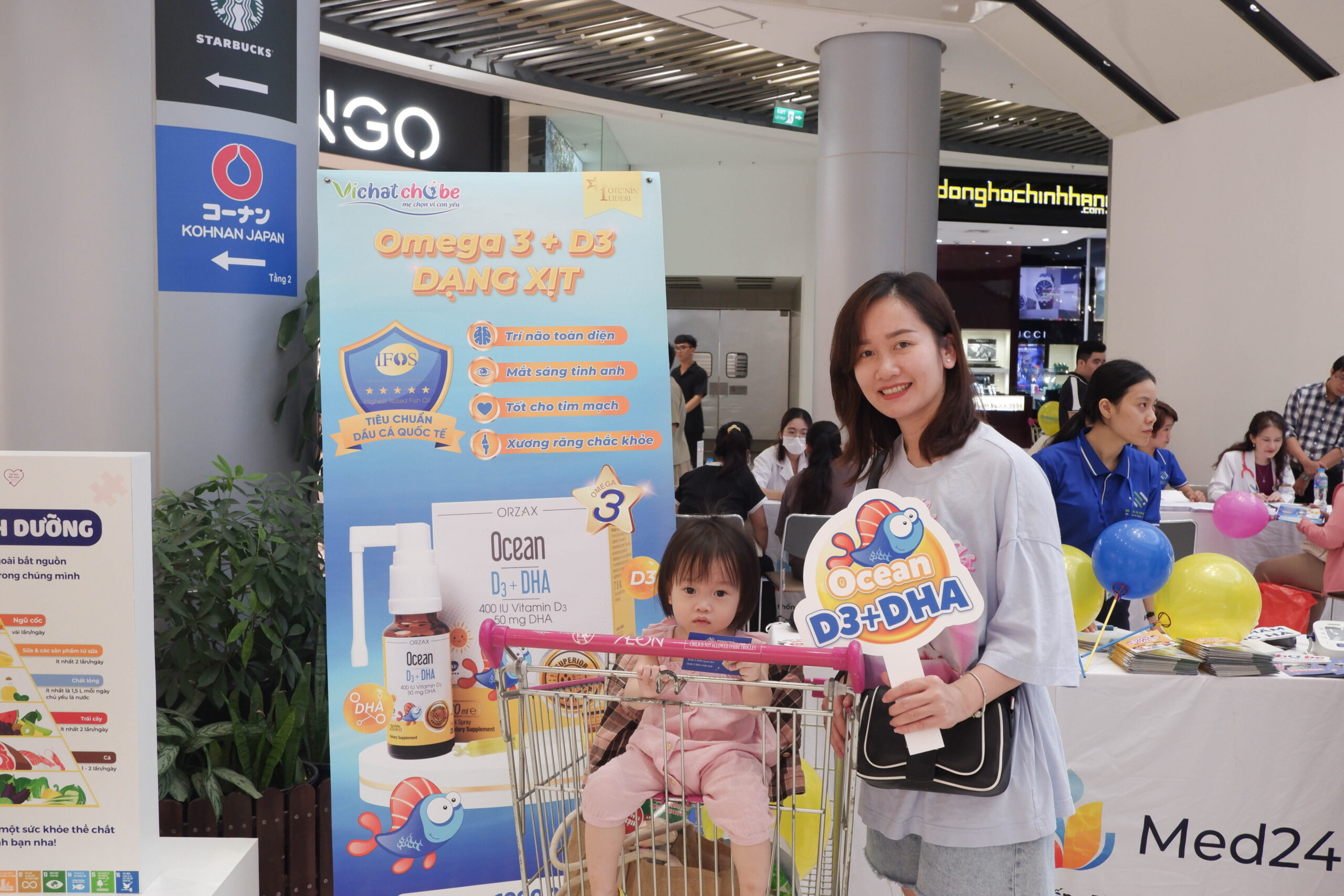 "Mẹ Bé" ghé thăm gian hàng của Hoàng Hà Pharma Mje bé gian hàng của Hoàng Hà Pharma