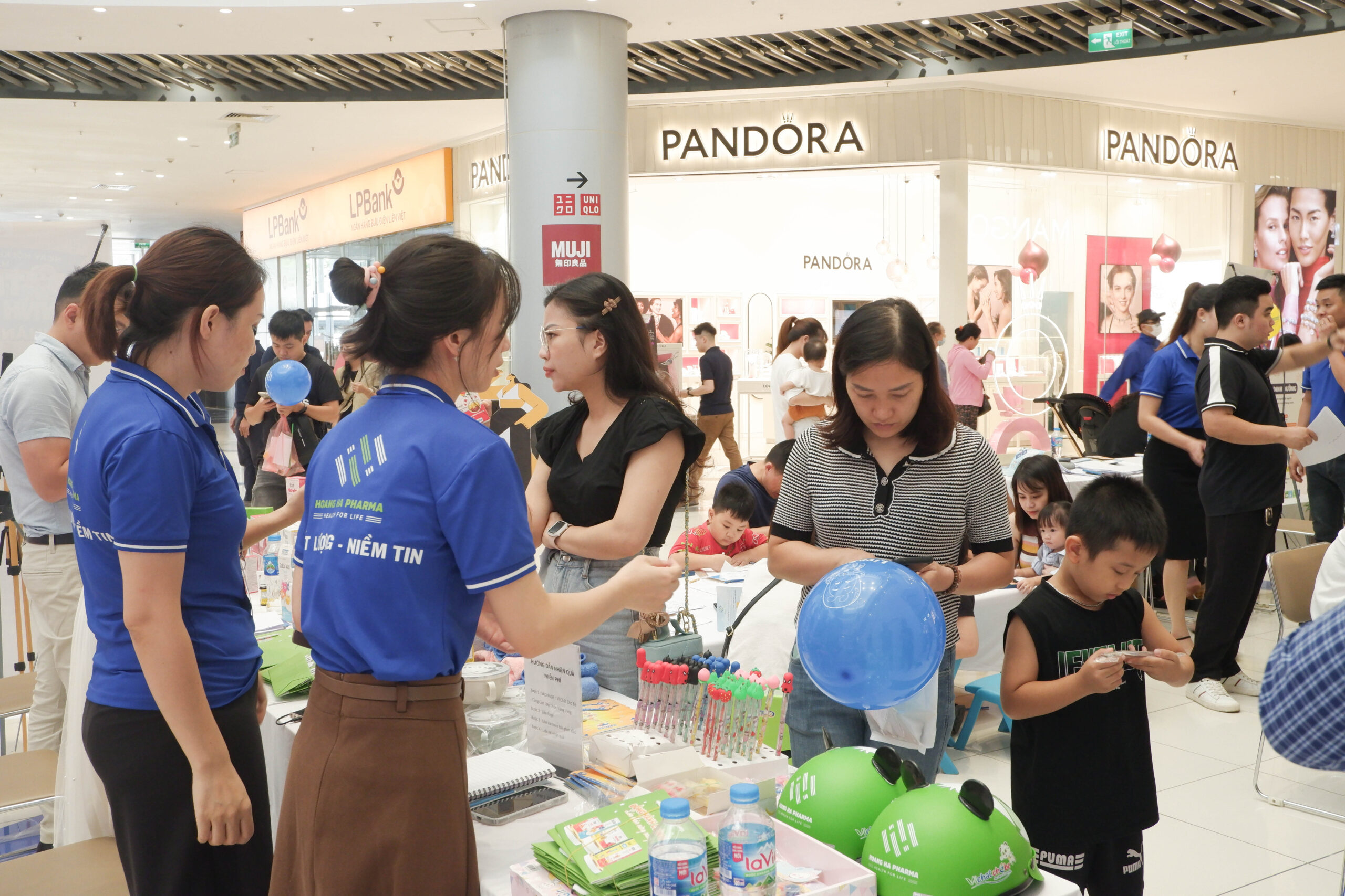 Khu quà lưu niệm của Hoàng Hà Pharma tại sự kiện Khu quà lưu niệm của Hoàng Hà Pharma tại sự kiện